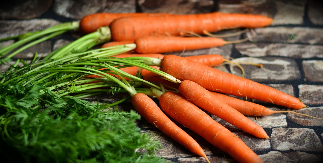 carrots vegetables harvest healthy 2387394